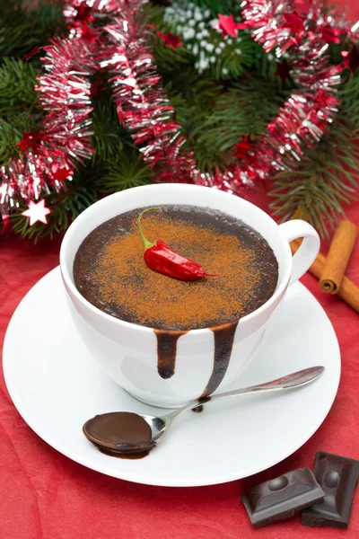 Heiße Schokolade mit Chili, Zimt und weihnachtlichem Lametta — Stockfoto