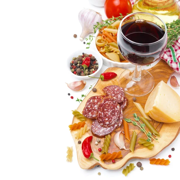 Comida italiana: queso, salchichas, pasta, especias y vino aislados — Foto de Stock