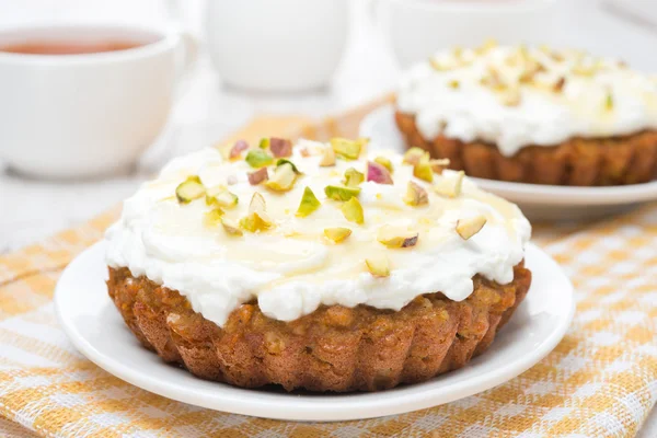 Mini pasteles de zanahoria con crema de mascarpone y miel de cerca —  Fotos de Stock