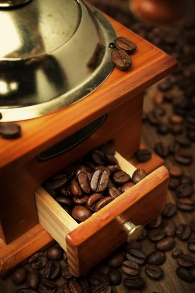Molinillo de café viejo y granos de café, primer plano — Foto de Stock