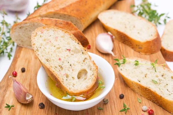 Pezzo di baguette in un olio d'oliva profumato, spezie e aglio — Foto Stock