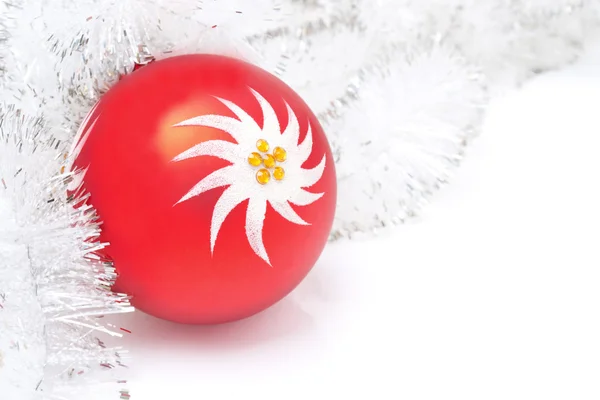 Bola de Natal vermelho e decoração no fundo branco — Fotografia de Stock