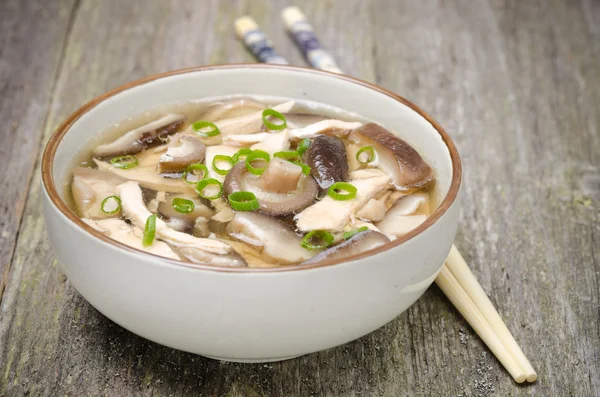Chinees eten - kom soep met kip, shiitake champignons — Stockfoto