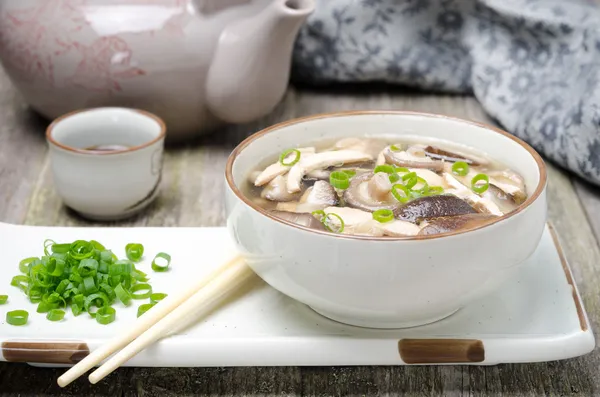 Chińskie jedzenie - zupa z kurczakiem i grzybami shiitake — Darmowe zdjęcie stockowe