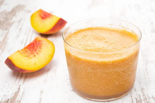 Glass of fresh squeezed peach juice, close-up — Stock Photo, Image