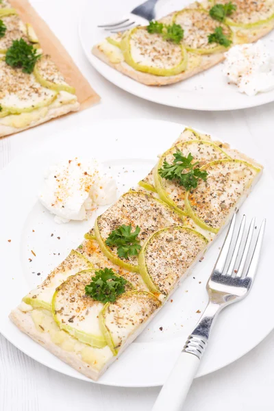 Pasta kabak ve yoğurt soslu, dikey — Stok fotoğraf