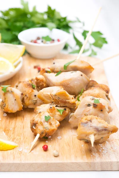 Brochetas de pollo con limón y perejil sobre una tabla de madera — Foto de Stock