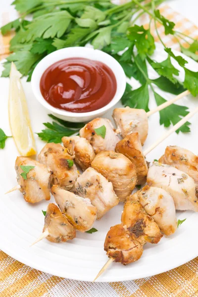 Brochetas de pollo con limón, perejil y salsa de tomate — Foto de Stock