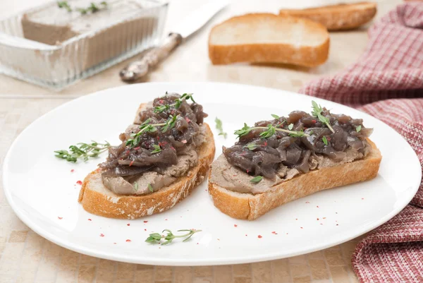 Roti panggang dengan hati pate dan bawang merah karamelisasi — Stok Foto