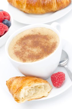 cappuccino, kruvasan ve kahvaltı için taze ahududu