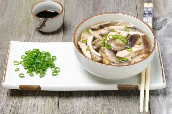 Chinese soep met kip, shiitake paddestoelen en groene uien — Stockfoto