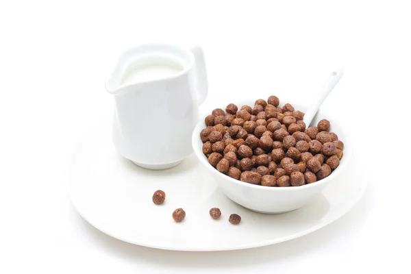 Hojuelas de chocolate y una jarra de leche para el desayuno, aislado — Foto de Stock