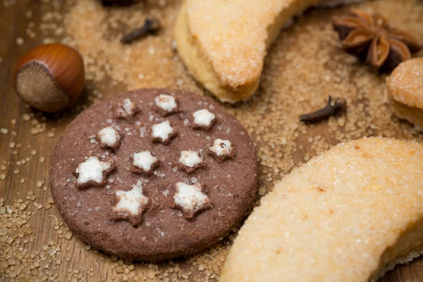 Weihnachtsschokolade, Gewürze und Nüsse — Stockfoto