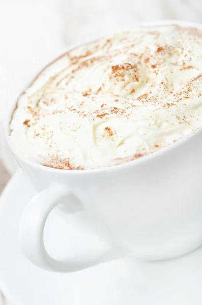 Cacao con cannella e panna montata primo piano, focus selettivo — Foto Stock