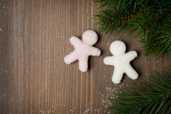 Sfondo di legno di Natale con piccoli uomini di zucchero e ramo di abete — Foto Stock