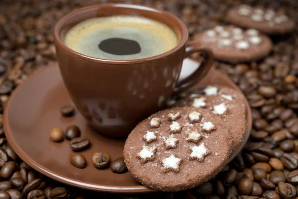 Cup of coffee and Christmas cookies on the coffee beans — Stock Photo, Image