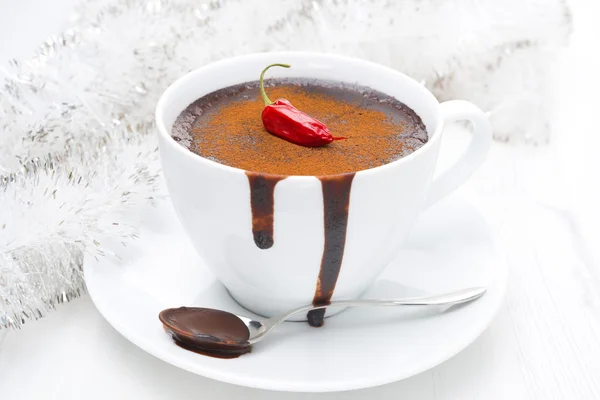 Warme chocolademelk met Spaanse peper, kaneel en Kerstmis klatergoud — Stockfoto