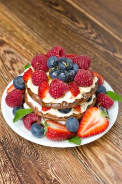 çırpılmış krema ve taze meyveler ile krep pasta