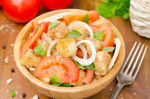 Italian salad panzanella dengan tomat, bawang bombay dan croutons — Stok Foto