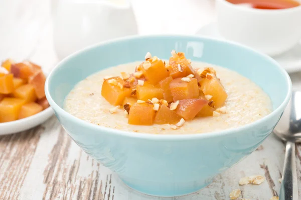 Oatmeal with caramelized peaches for breakfast close-up — Stock Photo, Image