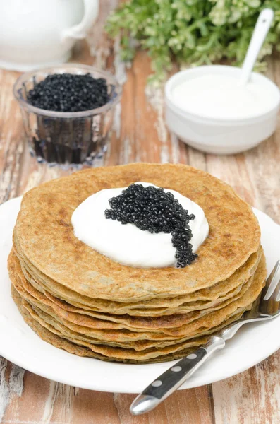 Potato pancakes with sour cream and caviar on a plate — Stock Photo, Image