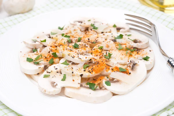Salat aus frischen Champignons mit Paprika, Olivenöl, Kräutern — Stockfoto