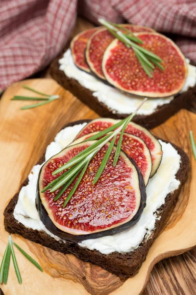 Rye bread with goat cheese, fresh figs, honey and rosemary — Stock Photo, Image