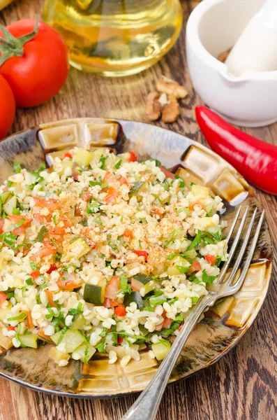 Salat mit Bulgur, Zucchini, Tomaten und Petersilie, senkrecht — Stockfoto