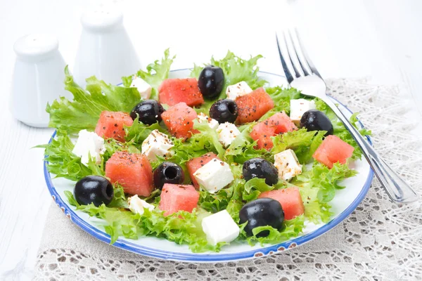 Salada com melancia, queijo feta e azeitonas — Fotografia de Stock