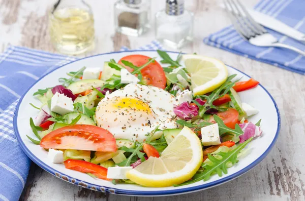 Vegetabilsk salat med posjerte egg – stockfoto