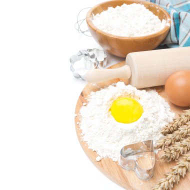 fırın malzemeleri - un, yumurta ve formlar, pişirme izole