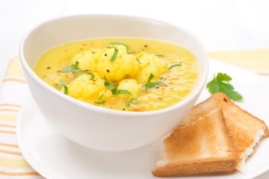 karnabahar çorbası ile köri, yakın çekim