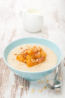 yulaf ezmesi karamelize şeftali ve yoğurt