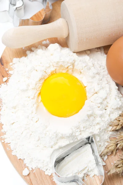 Baking ingredients - flour, egg and baking forms, close-up — Stock Photo, Image