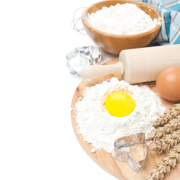 Bakken ingrediënten - meel, ei en bakken formulieren, geïsoleerd — Stockfoto