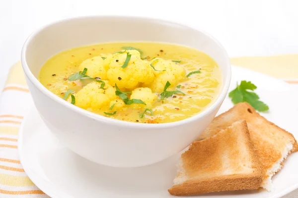 Supă conopidă cu curry, close-up — Fotografie, imagine de stoc