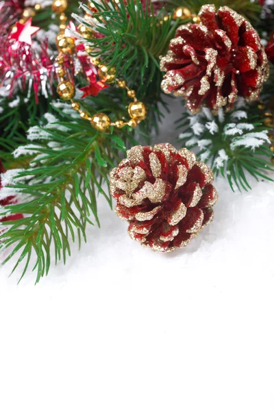 Composición navideña con ramas de abeto y conos rojos —  Fotos de Stock
