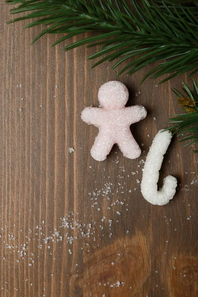 Jul bakgrund med socker lilla män och fir grenar — Stockfoto