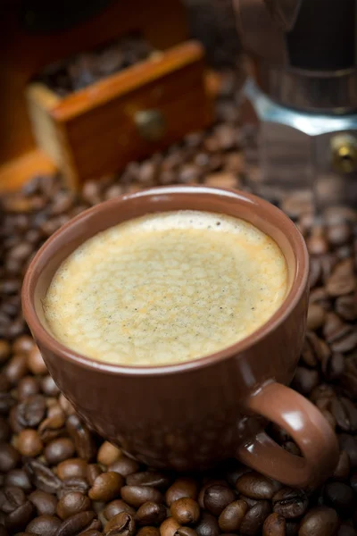 Kopje zwarte koffie op achtergrond koffiebonen, selectieve aandacht — Stockfoto