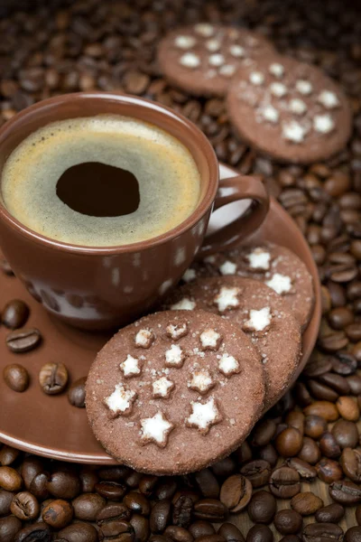 Kopp kaffe och jul cookies på kaffebönor — Stockfoto