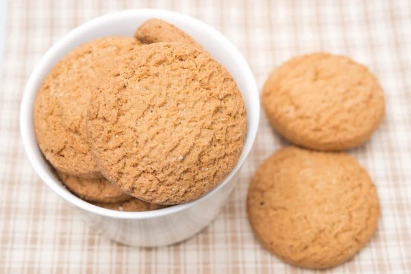 Deliziosi biscotti di farina d'avena in una ciotola, messa a fuoco selettiva — Foto Stock