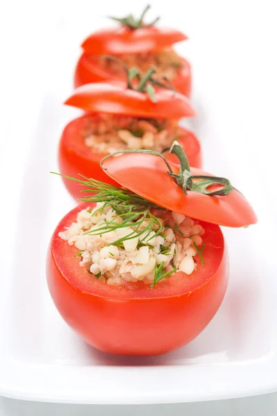 Tomates frescos recheados com salada de atum e bulgur, verticais — Fotografia de Stock