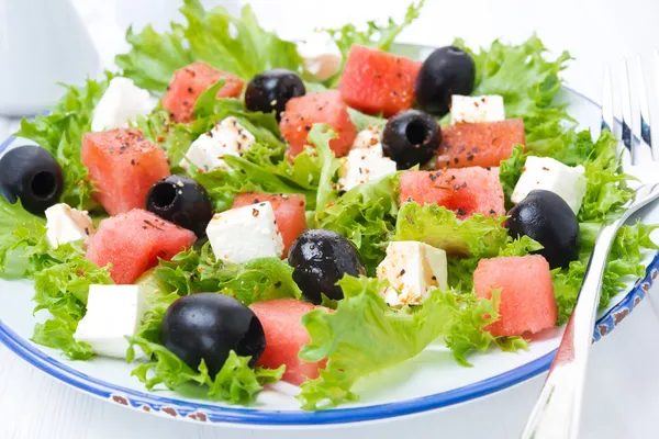 Salada fresca com melancia, queijo feta e azeitonas, close-up — Fotografia de Stock