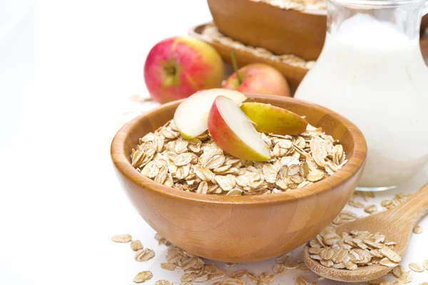 Здоровий сніданок - вівсяні пластівці з яблуками в мисці та молоці — стокове фото