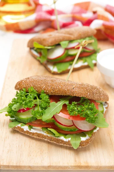 Healthy food - sandwich with cottage cheese and vegetables — Stock Photo, Image