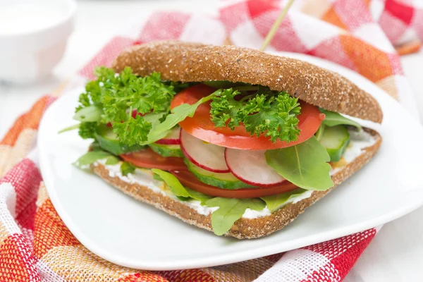 Comida saludable - sándwich con requesón y verduras —  Fotos de Stock