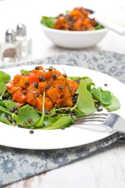 Salad with arugula, black lentils and vegetable stew — Stock Photo, Image