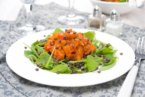 Салат с рукколой, черной чечевицей и овощным рагу — стоковое фото