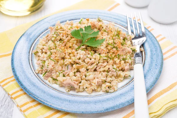 Salad with bulgur, tuna and herbs — Stock Photo, Image