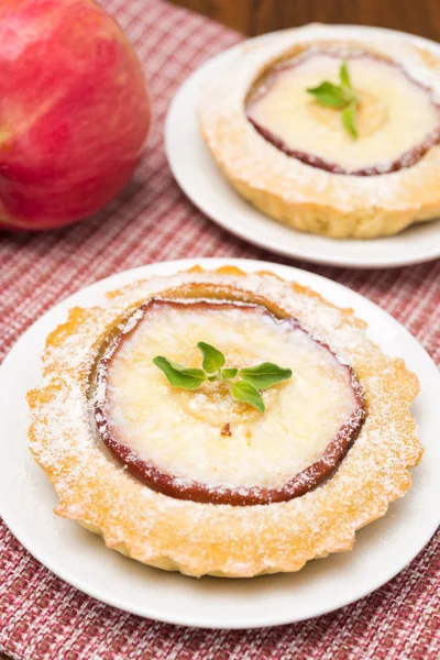 Tartlets with apple and powdered sugar — Stock Photo, Image